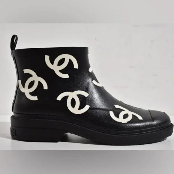 Chanel rain boots - Picture 3 of 13